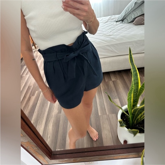 FRAME Belted Paperbag Linen-Blend Pocket Shorts - Picture 2 of 11